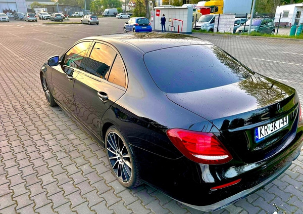 Mercedes-Benz Klasa E cena 151524 przebieg: 144000, rok produkcji 2019 z Kraków małe 37